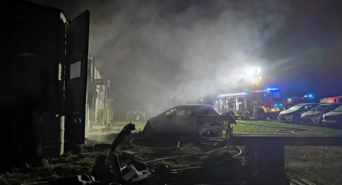Sześć samochodów spłonęło w pożarze lakierni w Droglewie w województwie warmińsko-mazurskim. Ogień wybuchł w nocy, a straty oszacowano na 1,5 mln zł.