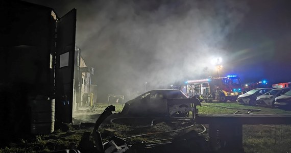 Sześć samochodów spłonęło w pożarze lakierni w Droglewie w województwie warmińsko-mazurskim. Ogień wybuchł w nocy, a straty oszacowano na 1,5 mln zł.