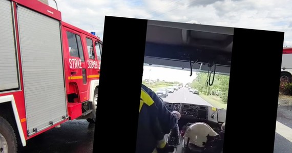 Strażacy z Ochotniczej Straży Pożarnej w Szpetalu Górnym w województwie kujawsko-pomorskim umieścili w mediach społecznościowych nagranie ze swojej drogi do wypadku. Strażacy jadą bez najmniejszych przeszkód, a to wszystko dzięki idealnie stworzonemu korytarzowi życia.