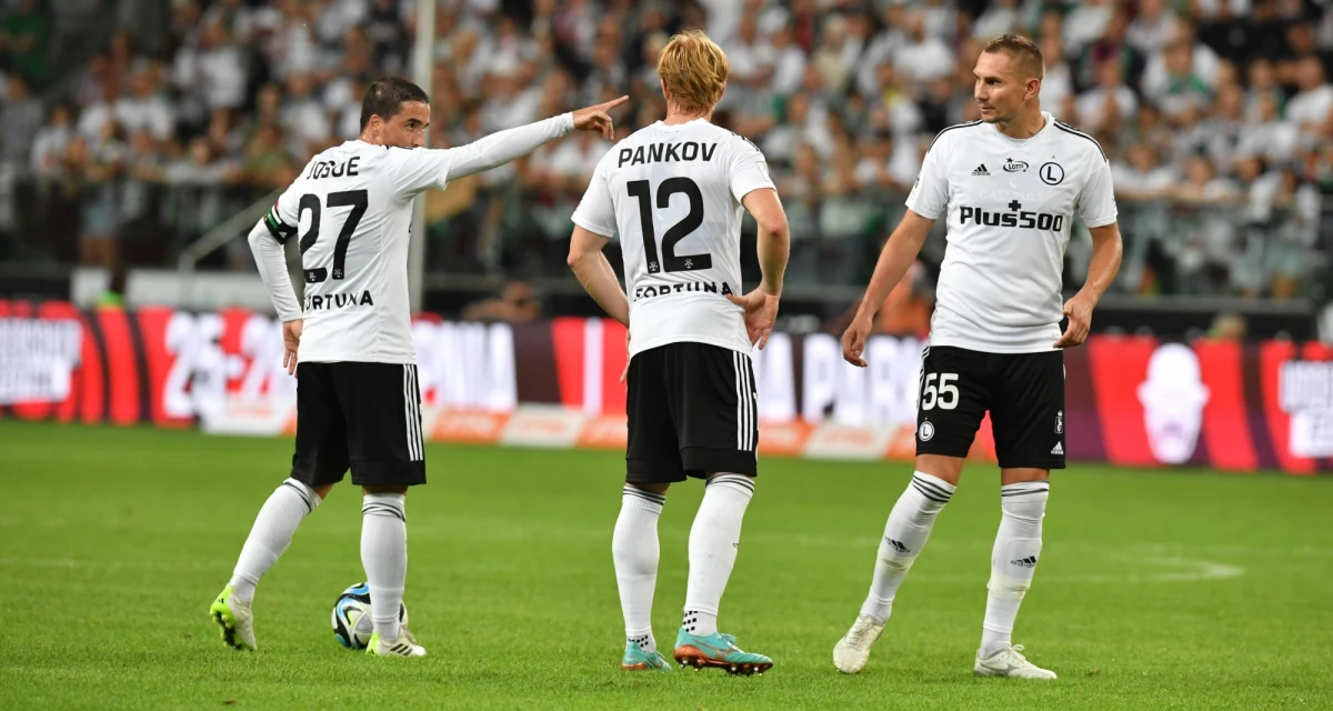 Pięć lat temu pomalowali trawę na zielono, co mocno odczuły stroje piłkarzy Legii Warszawa. Ucierpiała również duma piłkarzy i kibiców, bo z europejskich pucharów wyrzucił ich klub, który musi malować swoją murawę. Dziś Spartak Trnava będzie rywalem innego polskiego zespołu - Lecha Poznań. Pierwszy mecz na stadionie przy ul. Bułgarskiej. Z kolei stołeczna drużyna podejmie dziś Austrię Wiedeń.