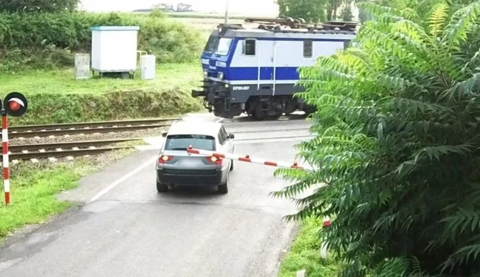 Zmusił maszynistę do nagłego hamowania. Nie miał odwagi spojrzeć mu w oczy 