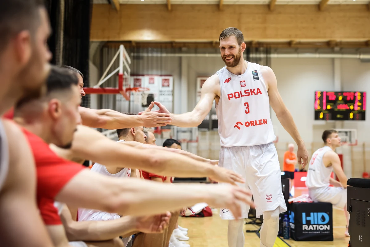 Reprezentacja Polski od niedzieli rywalizować będzie w Gliwicach w turnieju prekwalifikacyjnym do igrzysk olimpijskich Paryż 2024. Biało-Czerwoni zagrają kolejno z Węgrami (13 sierpnia, godz. 13.30), Bośnią i Hercegowiną (14 sierpnia, godz. 20.30) oraz Portugalią (16 sierpnia, godz. 18.00). Półfinały zaplanowano na 18 sierpnia, a dwa dni później odbędzie się finał. Tylko zwycięzca turnieju otrzyma prawo gry we właściwych kwalifikacjach olimpijskich w przyszłym roku.