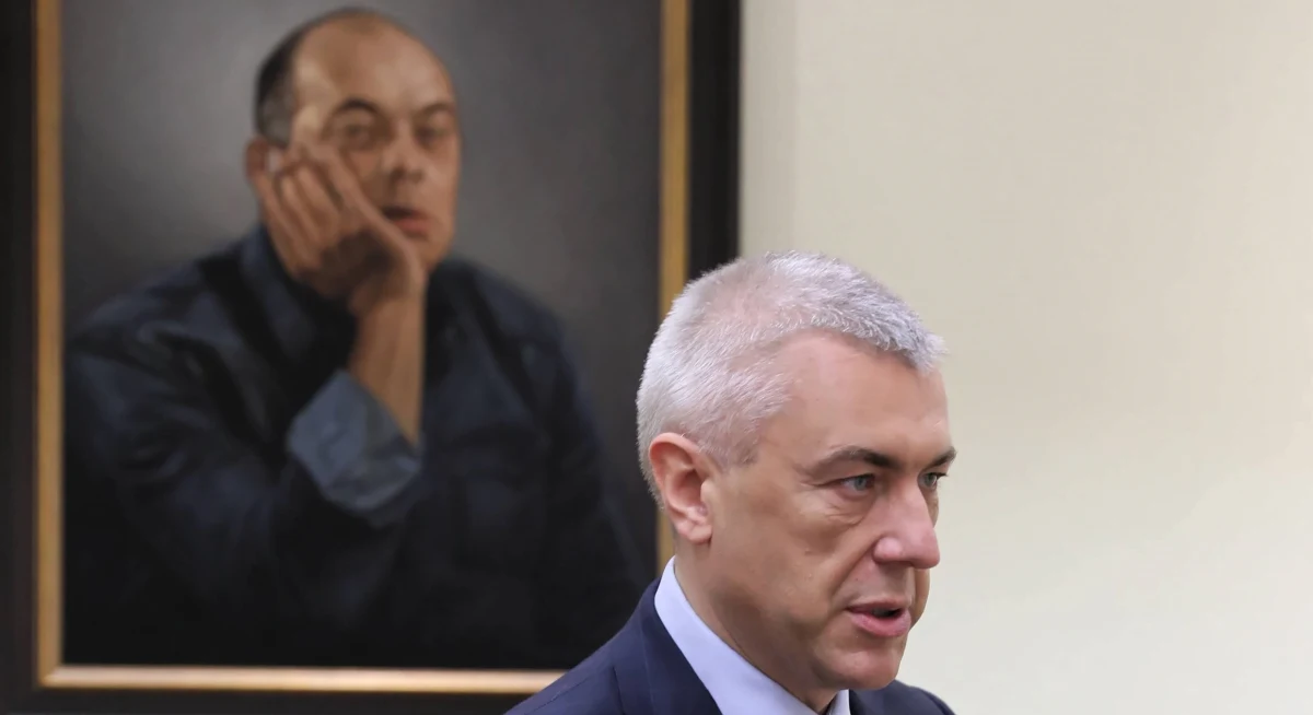 Roman Giertych wczoraj zapowiedział, że nie wystartuje z Paktu Senackiego. Dziś poważnie zastanawia się nad stanięciem do wyborów przeciwko niemu. "W ciągu najbliższych dni podejmę decyzję, czy startować do Senatu w Warszawie przeciwko kandydatowi PiS i kandydatowi Lewicy" - zapowiada mecenas, a politycy Lewicy nie mają wątpliwości, że na zamieszaniu skorzysta jedynie Prawo i Sprawiedliwość.