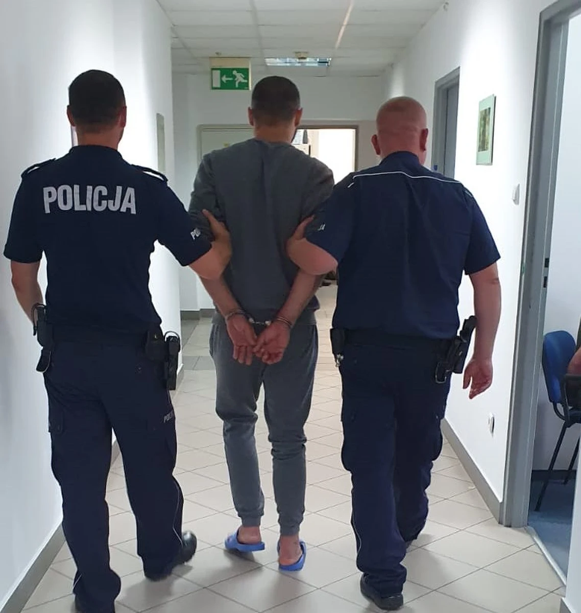 Do zdarzenia doszło w powiecie krakowskim.  Dwóch sprawców, którzy brali udział w bójce, uciekło z miejsca zdarzenia pozostawiając ranionego nożem przeciwnika. Policjanci z Komendy Powiatowej Policji w Krakowie, po krótkim czasie namierzyli i zatrzymali obu podejrzewanych. Wszyscy uczestnicy bójki usłyszeli zarzuty.