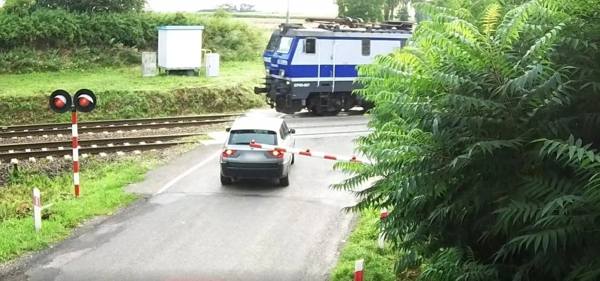 Kierowca bmw wjechał na przejazd kolejowy w Ostrowie (województwo podkarpackie) przy czerwonym świetle i niemal całkowicie zamkniętych rogatkach. 67-latek zatrzymał się przy torach, tuż przed nadjeżdżającym pociągiem. Maszynista był zmuszony do nagłego hamowania, a kierowca bmw odjechał z miejsca zdarzenia. Policja namierzyła mężczyznę dzięki nagraniom z monitoringu.