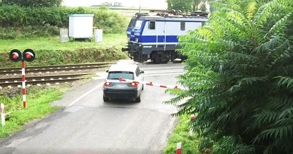 Kierowca bmw wjechał na przejazd kolejowy w Ostrowie (województwo podkarpackie) przy czerwonym świetle i niemal całkowicie zamkniętych rogatkach. 67-latek zatrzymał się przy torach, tuż przed nadjeżdżającym pociągiem. Maszynista był zmuszony do nagłego hamowania, a kierowca bmw odjechał z miejsca zdarzenia. Policja namierzyła mężczyznę dzięki nagraniom z monitoringu.