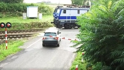 ​Wjechał wprost pod nadjeżdżający pociąg. Cudem uniknął zderzenia