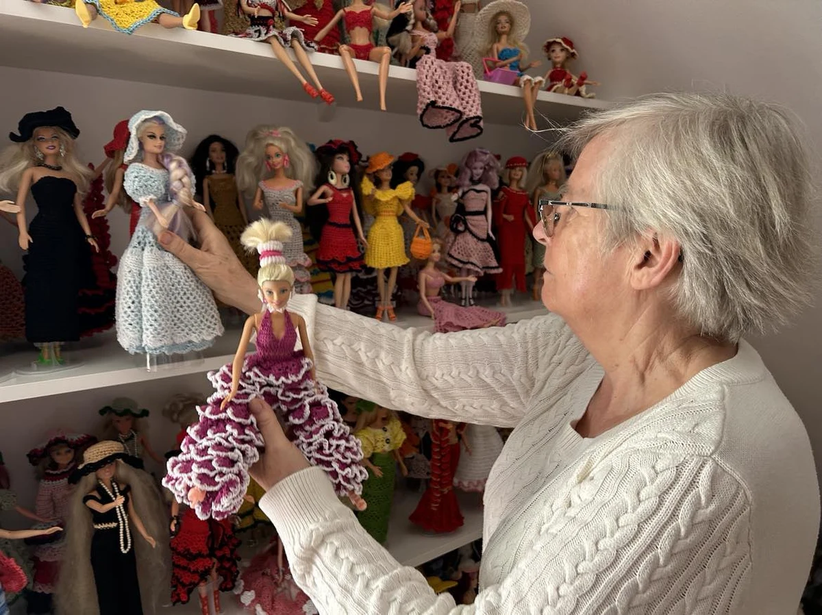 Tysiące oczu wyzierają tu z każdej półki. Pani Bogusława ze Szczecina ma nietypowe hobby. Od lat zbiera lalki Barbie, każdą z nich czyści, naprawia i ubiera we własnoręcznie wydziergane stroje. Lalek ma już tak dużo, że ledwo się mieszczą w specjalnie dla nich wygospodarowanym pokoju, ale pomysłów na przerobienie kolejnych dziesiątek czy setek Barbie nadal nie brakuje.