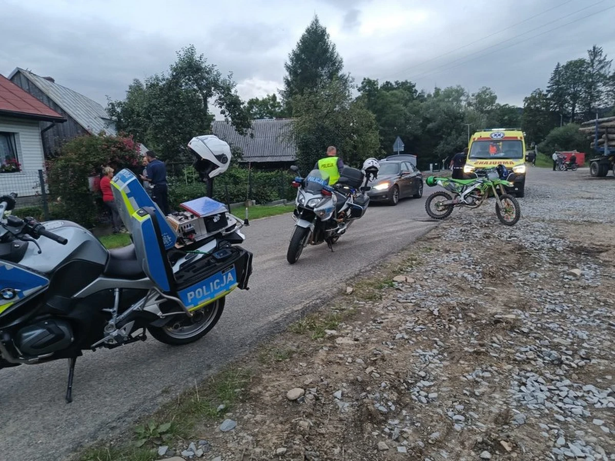 Pijany 20-latek, który kierował motocyklem, został zatrzymany po pościgu przez policjantów z Krosna na Podkarpaciu. Mężczyzna nie posiadał uprawnień do kierowania motocyklem, a jego jednoślad nie był zarejestrowany ani ubezpieczony.
