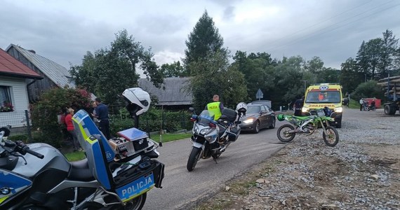 Pijany 20-latek, który kierował motocyklem, został zatrzymany po pościgu przez policjantów z Krosna na Podkarpaciu. Mężczyzna nie posiadał uprawnień do kierowania motocyklem, a jego jednoślad nie był zarejestrowany ani ubezpieczony.
