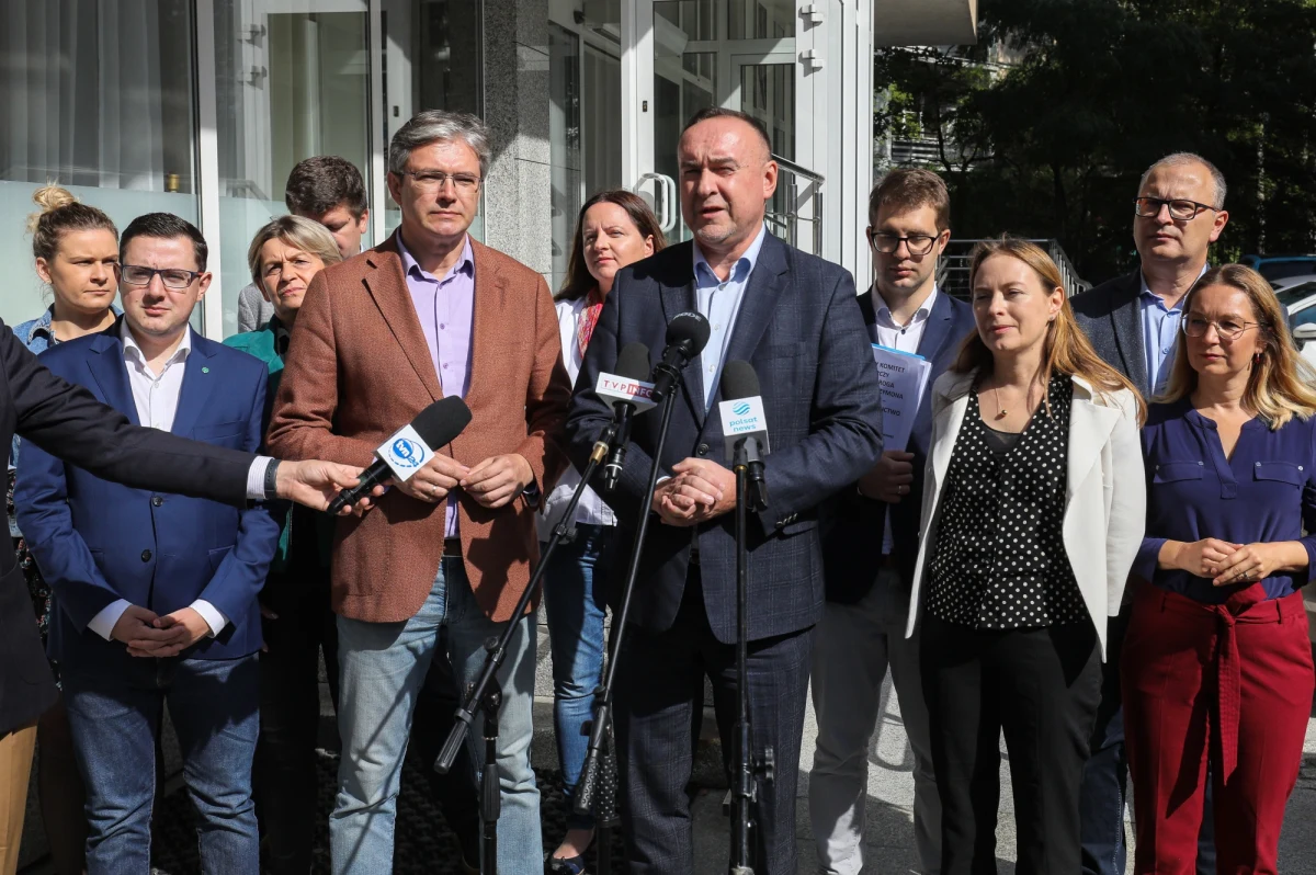 Trzecia Droga złożyła w PKW zawiadomienie o utworzeniu Koalicyjnego Komitetu Wyborczego. "Trzecia Droga to sojusz partii politycznych, który odegra niezwykle istotną rolę w wyborach i po wyborach" - podkreślał wiceprzewodniczący Polski 2050 Michał Kobosko.