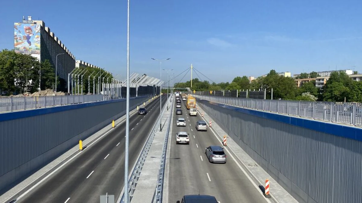 Ważna informacja dla kierowców z północy Krakowa. Od dziś, 10 sierpnia, planowane są nocne, kilkugodzinne zamknięcia jezdni w kierunku Nowej Huty w tunelu drogowym wzdłuż ul. Opolskiej – informuje wykonawca nowej linii Krakowskiego Szybkiego Tramwaju do Górki Narodowej.