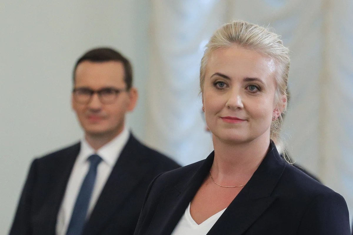 Posłanka PiS i lekarka Katarzyna Sójka oficjalnie jest już ministrem zdrowia. Nominację na to stanowisko wręczył jej prezydent Andrzej Duda. Sójka zastąpiła w resorcie zdrowia Adama Niedzielskiego.