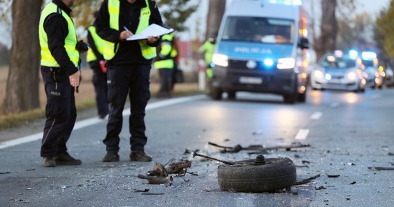 Do poważnego wypadku doszło w czwartek po południu w Warszawie. Na rogu ulic Marszałkowskiej i Królewskiej samochód osobowy wypadł z jezdni, dachował i zatrzymał się na torach tramwajowych. 