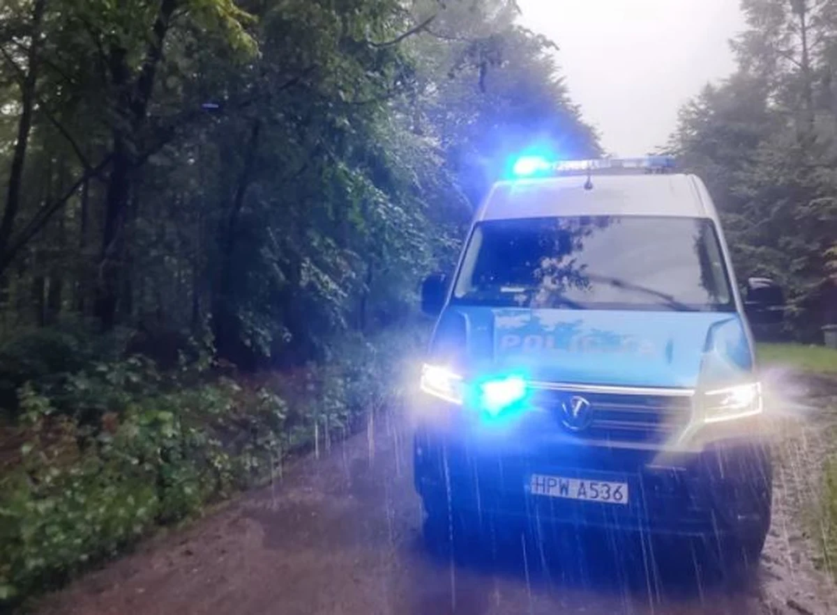 Zagubionego w lesie grzybiarza, po kilku godzinach poszukiwań, odnaleźli policjanci z Kołobrzegu. Głodny, przemoczony i zziębnięty mężczyzna nie potrafił sam znaleźć wyjścia z lasu. Policję na pomoc wezwała zaniepokojona żona 67-latka.