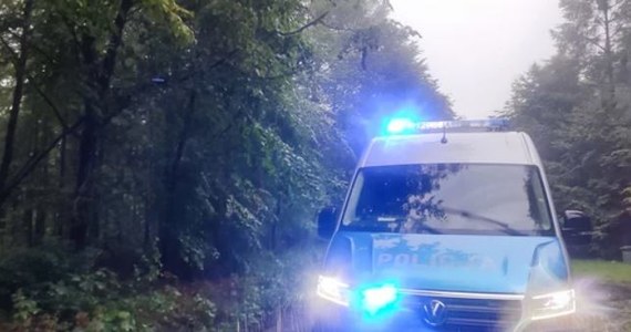Zagubionego w lesie grzybiarza, po kilku godzinach poszukiwań, odnaleźli policjanci z Kołobrzegu. Głodny, przemoczony i zziębnięty mężczyzna nie potrafił sam znaleźć wyjścia z lasu. Policję na pomoc wezwała zaniepokojona żona 67-latka.