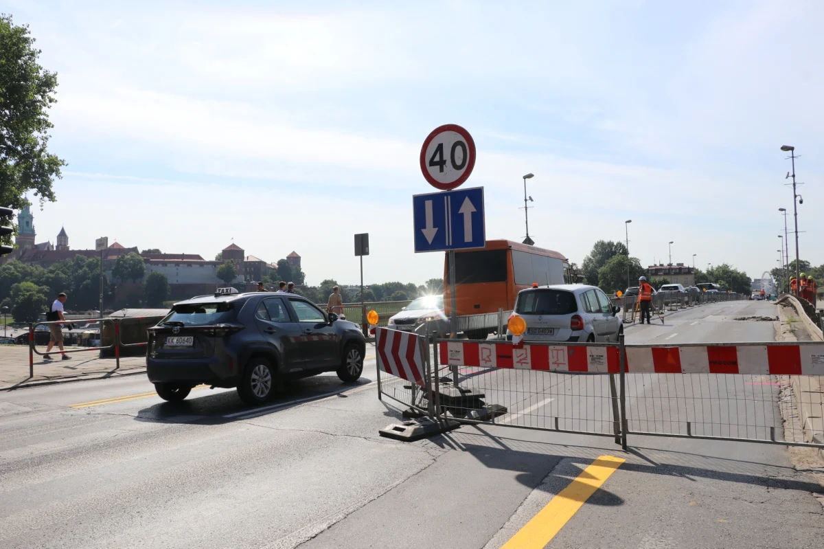 Dwa tygodnie dłużej niż planowano potrwają prace na moście Dębnickim w Krakowie - remont zakończy się pod koniec listopada. Prace na jednej z najważniejszych przepraw w Krakowie trwają od 7 lipca.


