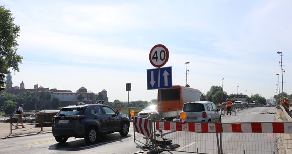 Dwa tygodnie dłużej niż planowano potrwają prace na moście Dębnickim w Krakowie - remont zakończy się pod koniec listopada. Prace na jednej z najważniejszych przepraw w Krakowie trwają od 7 lipca.


