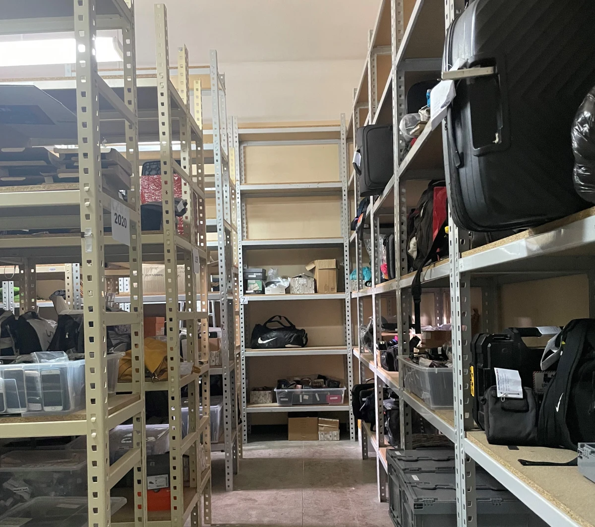 W budynku przy ul. Dzielnej 15 w Warszawie mieści się Biuro Rzeczy Znalezionych. W dwóch magazynach, na zaledwie 200m2 przechowywane są przedmioty, które straciły swojego właściciela. Czasem tylko na chwilę, a czasem na zawsze. Od ponad 70 lat pracownicy tego miejsca dbają o to, by mogły one cierpliwie zaczekać na odbiór, albo posłużyć jeszcze trochę nowym nabywcom.