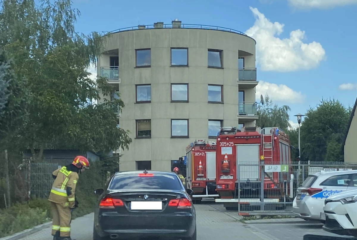 Wypadek przy ulicy Władysława Łokietka w Krakowie. 6-letnie dziecko wypadło z balkonu na pierwszym piętrze budynku. Doznało urazu głowy. 