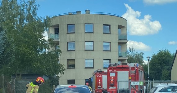 Wypadek przy ulicy Władysława Łokietka w Krakowie. 6-letnie dziecko wypadło z balkonu na pierwszym piętrze budynku. Doznało urazu głowy. 