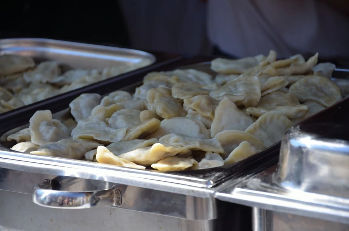 Dzisiaj w Krakowie rusza Festiwal Pierogów. 21. edycja tego święta to już krakowska tradycja, której towarzyszy wiele ciekawych propozycji i nowych smaków. Tradycyjnych i dotychczas niespotykanych pierogów można będzie skosztować na Małym Rynku codziennie od dzisiaj, od godz. 10.00 do 15 sierpnia.