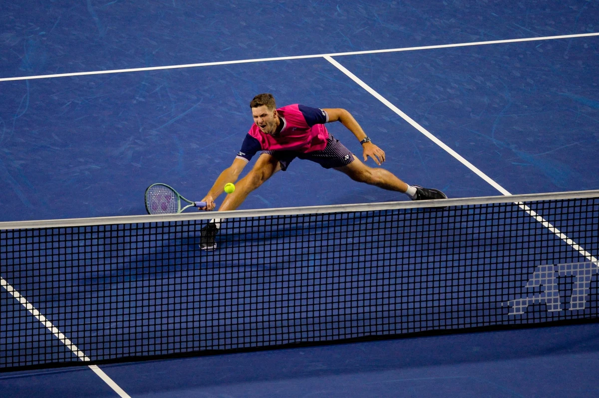 Rozstawiony z numerem 15. Hubert Hurkacz obronił cztery piłki meczowe, ale przegrał z liderem światowego rankingu tenisistów Hiszpanem Carlosem Alcarazem 6:3, 6:7 (2-7), 6:7 (3-7) w 1/8 finału tenisowego turnieju ATP 1000 na twardych kortach w Toronto.