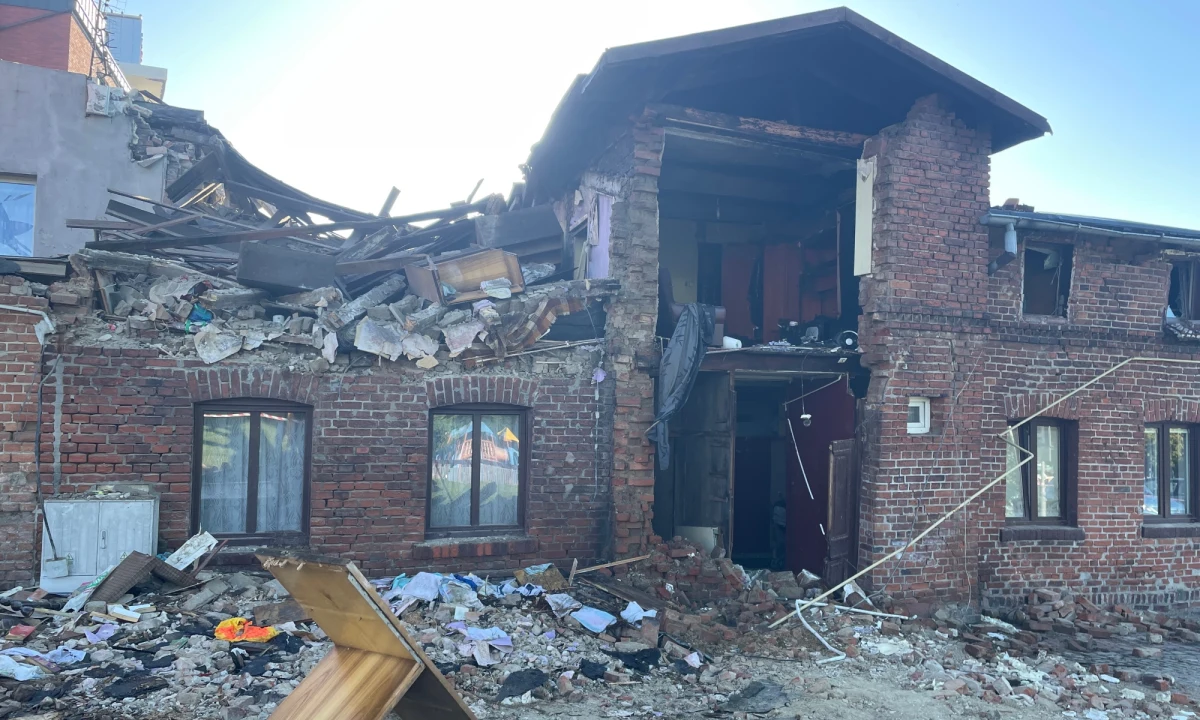 W trakcie nocnego przeszukania gruzowiska dwukondygnacyjnego budynku mieszkalnego w Chełmży, który został zniszczony na skutek wybuchu gazu, nie odnaleziono więcej poszkodowanych. W szpitalach przebywają dwie ciężko ranne osoby, które już wczoraj wydobyto z rumowiska. To matka z 40-letnim synem. 