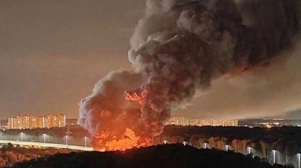 W miejscowości Odincowo, która znajduje się między rezydencją Władimira Putina w Nowo Ogariowie a moskiewskim lotniskiem Wnukowo, doszło wczoraj wieczorem do dużego pożaru. Dym był widoczny z odległości kilku kilometrów.