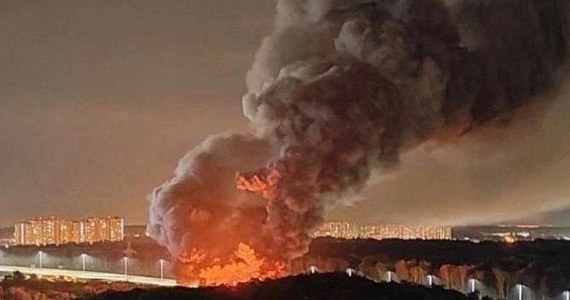 W miejscowości Odincowo, która znajduje się między rezydencją Władimira Putina w Nowo Ogariowie a moskiewskim lotniskiem Wnukowo, doszło wczoraj wieczorem do dużego pożaru. Dym był widoczny z odległości kilku kilometrów.