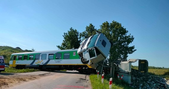 22 osoby zostały poszkodowane w zderzeniu pociągu z samochodem ciężarowym w miejscowości Dalanówek niedaleko Płońska. Kierowca wjechał na niestrzeżony przejazd i zderzył się z szynobusem. Trasa kolejowa Nasielsk - Płońsk jest zablokowana.