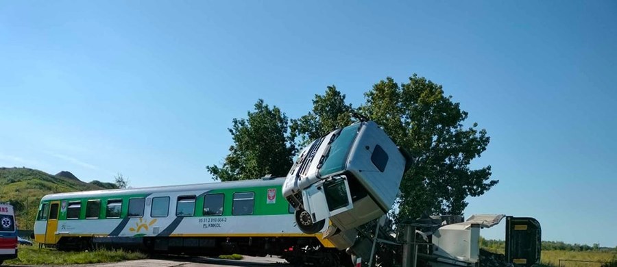 22 osoby zostały poszkodowane w zderzeniu pociągu z samochodem ciężarowym w miejscowości Dalanówek niedaleko Płońska. Kierowca wjechał na niestrzeżony przejazd i zderzył się z szynobusem. Trasa kolejowa Nasielsk - Płońsk jest zablokowana.