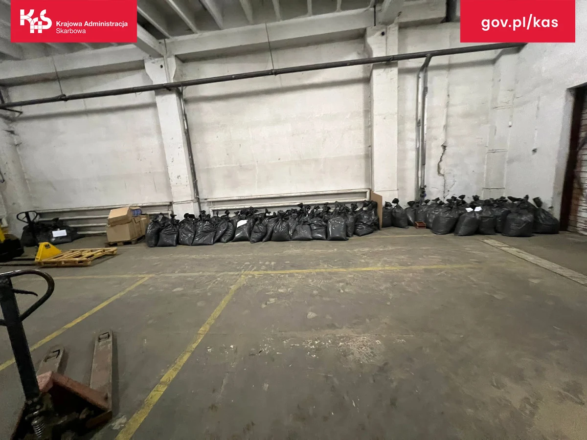 Funkcjonariusze ze Śląskiego Urzędu Celno-Skarbowego w Katowicach podczas przeszukiwania mieszkania w Dąbrowie Górniczej znaleźli ponad 180 tys. szt. papierosów oraz ponad tonę tytoniu bez znaków akcyzy. Zatrzymano dwóch mężczyzn w wieku 61 i 55 lat.
