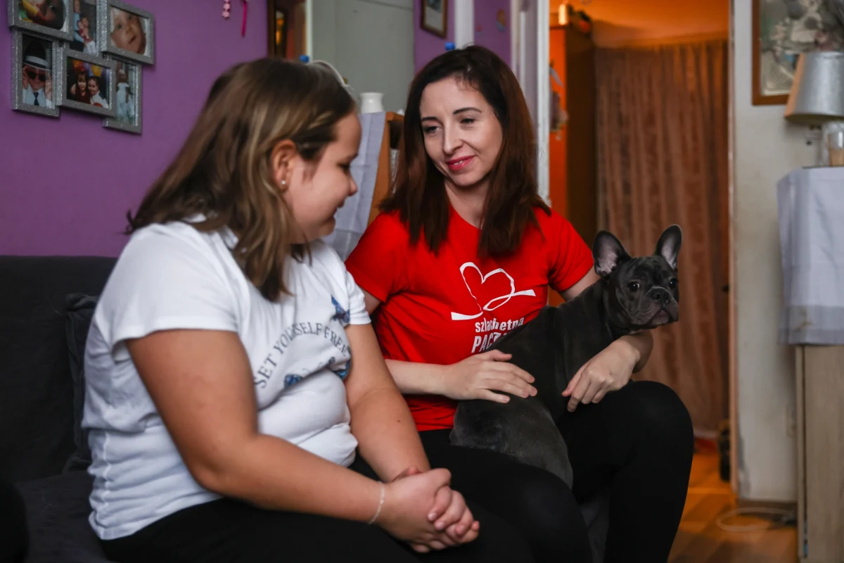 Na początku było jedno słowo, potem pojawiło się drugie. Wszystkie ułożyły się w pytania: „Jak się pani czuje?”; „Jak minął dzień?”. Takie pytania mogą zmieniać świat na dobre. Szczególnie jeśli są zadane z troską i uważnością. To dzięki nim wiele historii ma szansę ujrzeć światło dzienne i ulec zmianie. Pytającym, który rozświetli mrok drugiego człowieka – może być każdy z nas.  