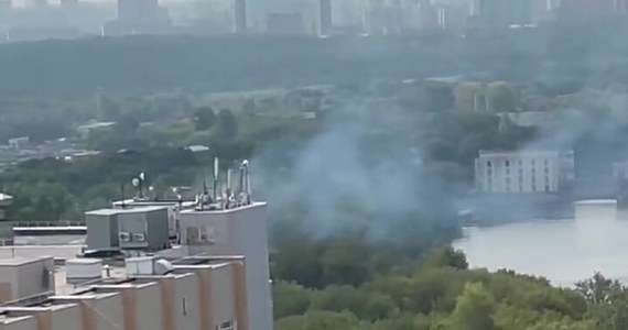 Siły rosyjskie przeprowadziły kolejny atak rakietowy na terytorium Ukrainy. Eksplozje było słychać m.in. w Kijowie. Niemal w tym samym czasie zamknięte zostało moskiewskie lotnisko Wnukowo. Okazało się, że przyczyną był dron, który zestrzelono nad stolicą Rosji.