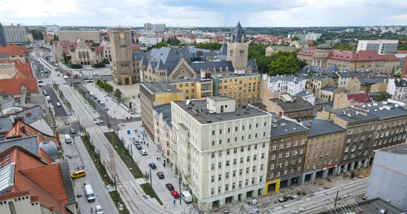 Przez cztery dni, od soboty, tramwaje w centrum Poznania będą jeździły zmienionymi trasami. Na przebudowywanej ul. Gwarnej podłączana będzie nowa sieć trakcyjna.