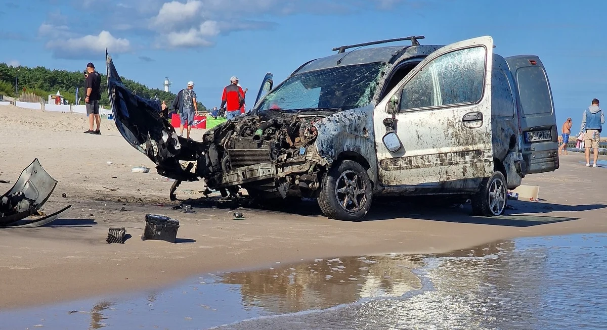 Rozbity samochód znaleźli nad ranem policjanci na plaży w Łebie. W południe funkcjonariusze z Lęborka poinformowali, że dotarli do właściciela pojazdu. Mężczyzna trafił do szpitala.