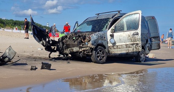 Rozbity samochód znaleźli nad ranem policjanci na plaży w Łebie. W południe funkcjonariusze z Lęborka poinformowali, że dotarli do właściciela pojazdu. Mężczyzna trafił do szpitala.