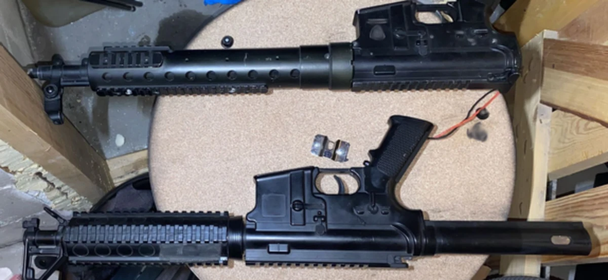 Policjanci z Olsztyna zatrzymali 29-latka, który stojąc na balkonie strzelił z wiatrówki trzy razy do idącego chodnikiem 77-latka. Senior trafił do szpitala.