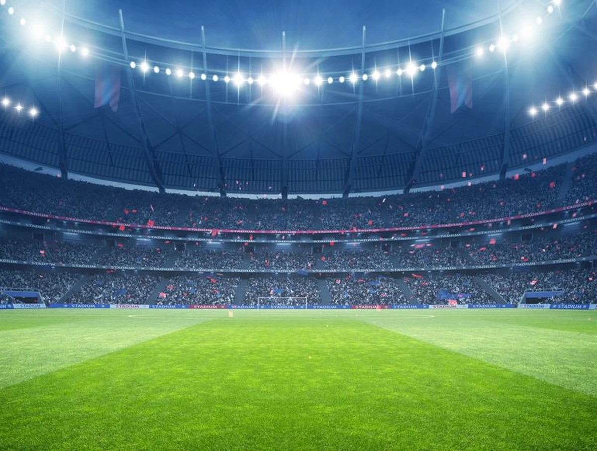 Trwa piłkarska ofensywa Arabii Saudyjskiej. Coraz więcej gwiazd światowej piłki przenosi się do tego kraju. Do Cristiano Ronaldo, który już grał w Arabii, dołączyły wielkie nazwiska z ligi angielskiej, włoskiej czy hiszpańskiej, a najprawdopodobniej trafi tam także reprezentant Polski Piotr Zieliński. „Ci piłkarze, którzy tam idą za kosmiczne pieniądze i za kosmiczne pieniądze będą grać, nie będą tylko zawodnikami, ale też ambasadorami Arabii Saudyjskiej” - mówił na antenie Radia RMF24 Michał Banasiak, ekspert zajmujący się powiązaniami między sportem i polityką w Instytucie Nowej Europy. Rozmawiał z nim Paweł Balinowski. 