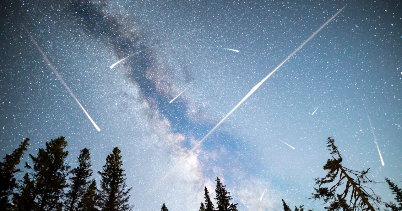 Spadające gwiazdy na niebie. Czy wiesz gdzie patrzeć na Perseidy?