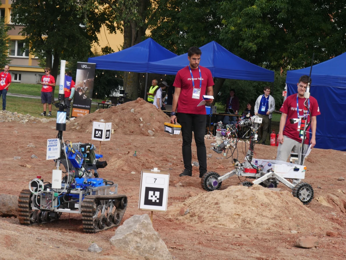 25 drużyn z 12 krajów stanie do rywalizacji w zawodach łazików marsjańskich European Rover Challenge 2023, które odbędą się w Kielcach w dniach 15-17 września. Wśród finalistów, którzy pojawią się na największym torze marsjańskim na świecie, zobaczymy trzy drużyny z Polski: KNR Rover Team i SKA Robotics z Politechniki Warszawskiej oraz krakowską AGH Space Systems, która otwiera listę finalistów. ERC, organizowany przez Europejską Fundację Kosmiczną wraz z Politechniką Świętokrzyską oraz Urzędem Marszałkowskim Województwa Świętokrzyskiego to okazja nie tylko do śledzenia rywalizacji łazików, ale też udziału w inspirujących prezentacjach technologicznych i ciekawych debatach popularyzujących naukę.