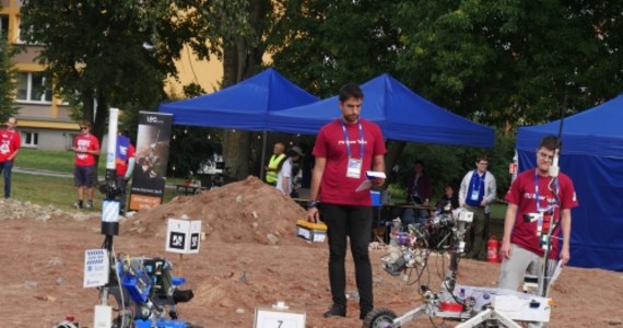 25 drużyn z 12 krajów stanie do rywalizacji w zawodach łazików marsjańskich European Rover Challenge 2023, które odbędą się w Kielcach w dniach 15-17 września. Wśród finalistów, którzy pojawią się na największym torze marsjańskim na świecie, zobaczymy trzy drużyny z Polski: KNR Rover Team i SKA Robotics z Politechniki Warszawskiej oraz krakowską AGH Space Systems, która otwiera listę finalistów. ERC, organizowany przez Europejską Fundację Kosmiczną wraz z Politechniką Świętokrzyską oraz Urzędem Marszałkowskim Województwa Świętokrzyskiego to okazja nie tylko do śledzenia rywalizacji łazików, ale też udziału w inspirujących prezentacjach technologicznych i ciekawych debatach popularyzujących naukę.