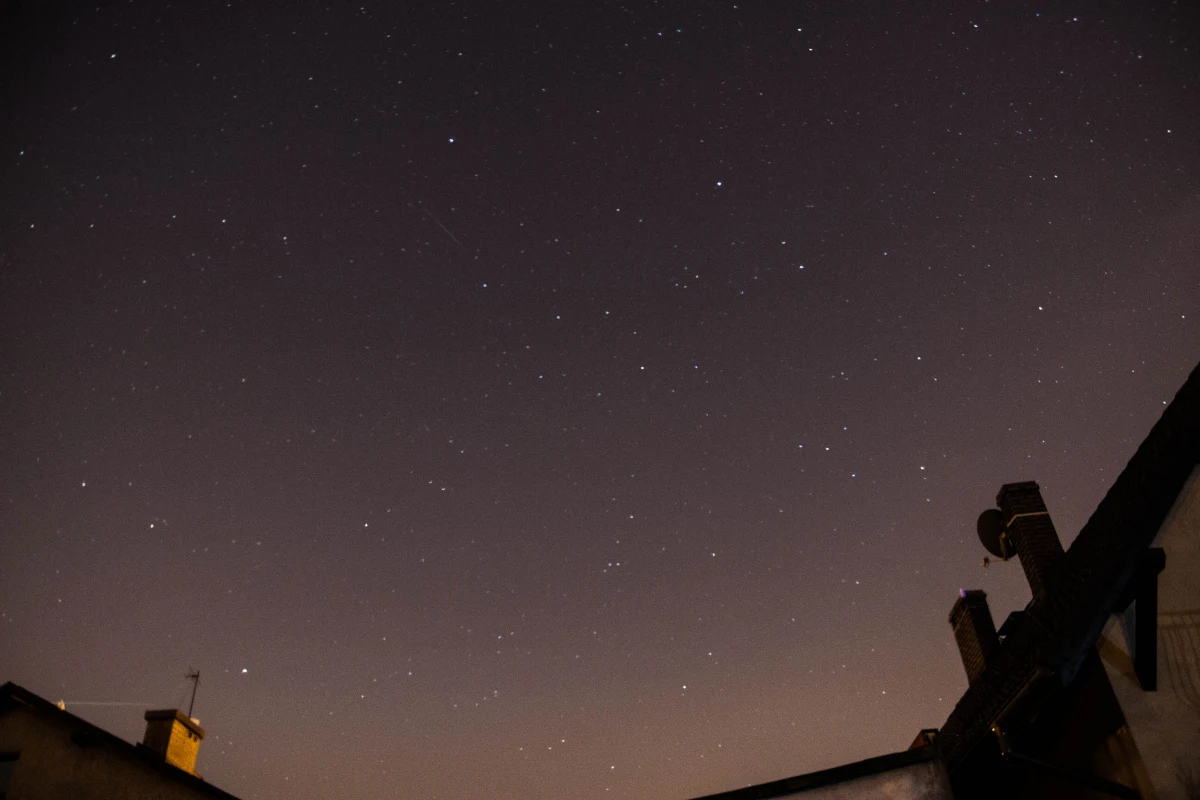 W ten weekend, w nocy z 12 na 13 sierpnia, będziemy mieli okazję obserwować kumulację deszczu meteorów. Chodzi o rój Perseidów, którego orbita regularnie w okresie letnim przecina się z ziemską. O tym - na antenie internetowego Radia RMF24 - Tomasz Terlikowski rozmawiał z Jerzym Rafalskim. "Mamy długi weekend, mamy piękną pogodę, wykorzystajmy to. Niebo żyje, coś się dzieje i rzeczywiście chyba chętniej na nie spoglądamy" - mówił astronom z Planetarium im. Władysława Dziewulskiego w Toruniu.