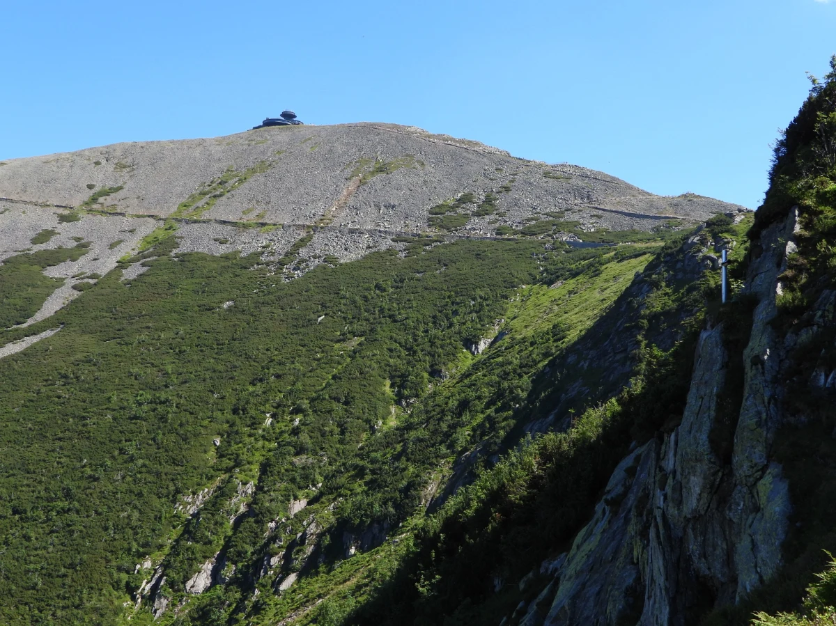 ​Dobra wiadomość dla tych, którzy planują wybrać się na długi, sierpniowy weekend w Karkonosze. Po ostatnich deszczach w górach ma być pogodnie. Zdaniem meteorologów - można się też spodziewać wysokiej temperatury. 