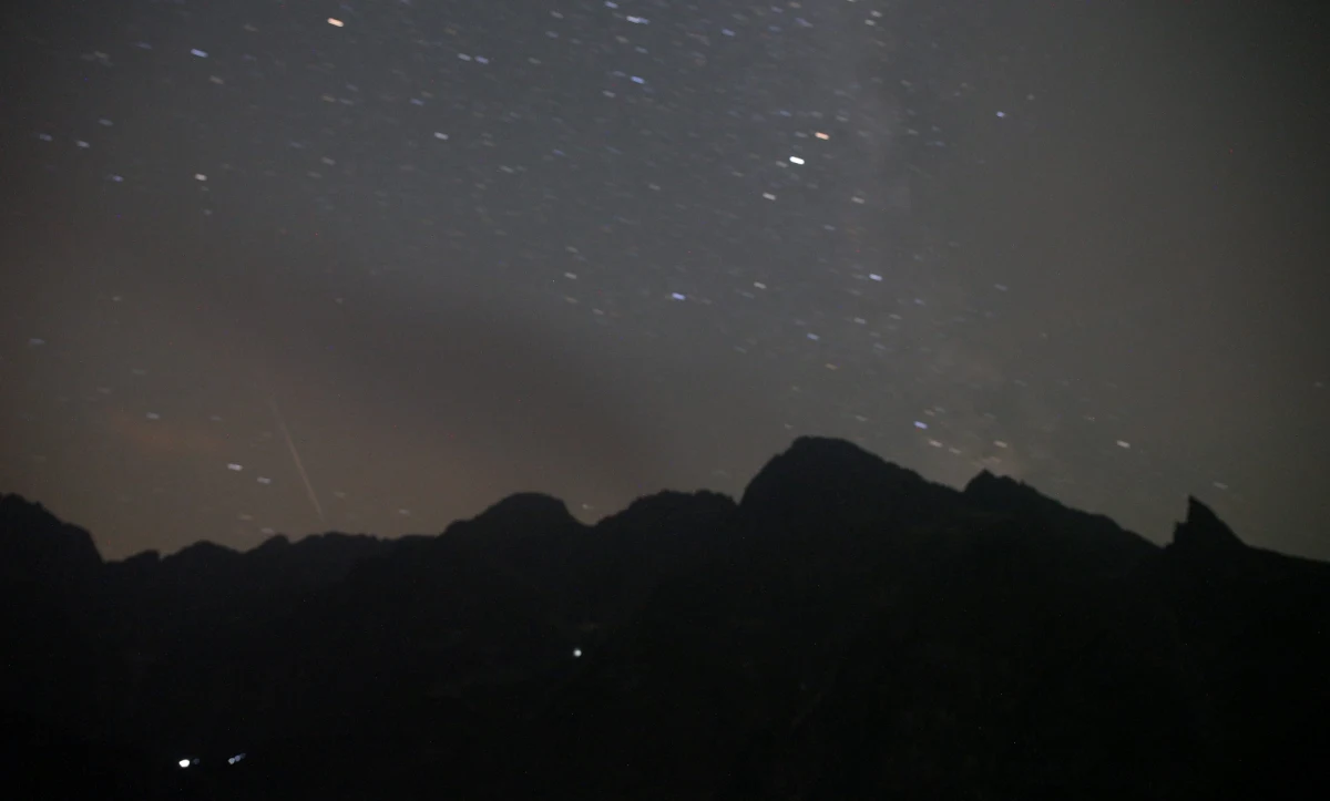 Przed nami noce spadających gwiazd. Będziemy mogli podziwiać spektakl, który zafundują nam na niebie Perseidy. To rój meteorów, będący małymi odłamkami komet. Płoną w atmosferze i dzięki temu możemy je zobaczyć. Obserwować można już dziś, ale najwięcej - nawet do stu meteorów w ciągu godziny - może pojawić się w nocy z soboty na niedzielę (12/13.08).