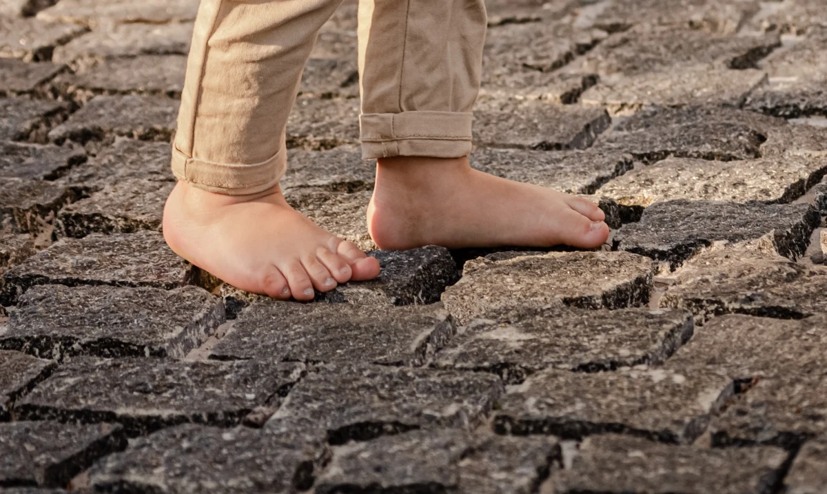 Mieszkanka Starowej Góry pod Łodzią wezwała policję, gdy zauważyła małego chłopca spacerującego z psem bez opieki dorosłych. Funkcjonariusze po godzinie dotarli do zrozpaczonych rodziców, poszukujących dziecka. Chłopiec oddalił się, wykorzystując zamieszanie związane z remontem domu.