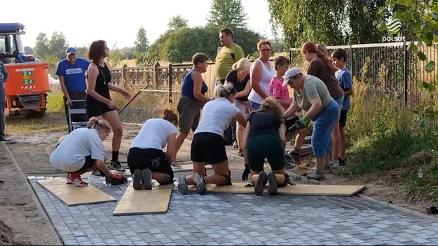 Chcieć znaczy móc - tylko tyle, albo aż tyle - wystarczy powiedzieć przedstawiając gospodynie z Romaszek w Lubelskiem.  W ich wsi potrzebny był chodnik - wzięły więc sprawy w swoje ręce. Metodą prób i błędów, w czynie społecznym, same ułożyły kostkę brukową. Taki czyn to dziś wyjątkowa rzadkość.Materiał dla "Wydarzeń" przygotowała Anna Wietrzyk. 