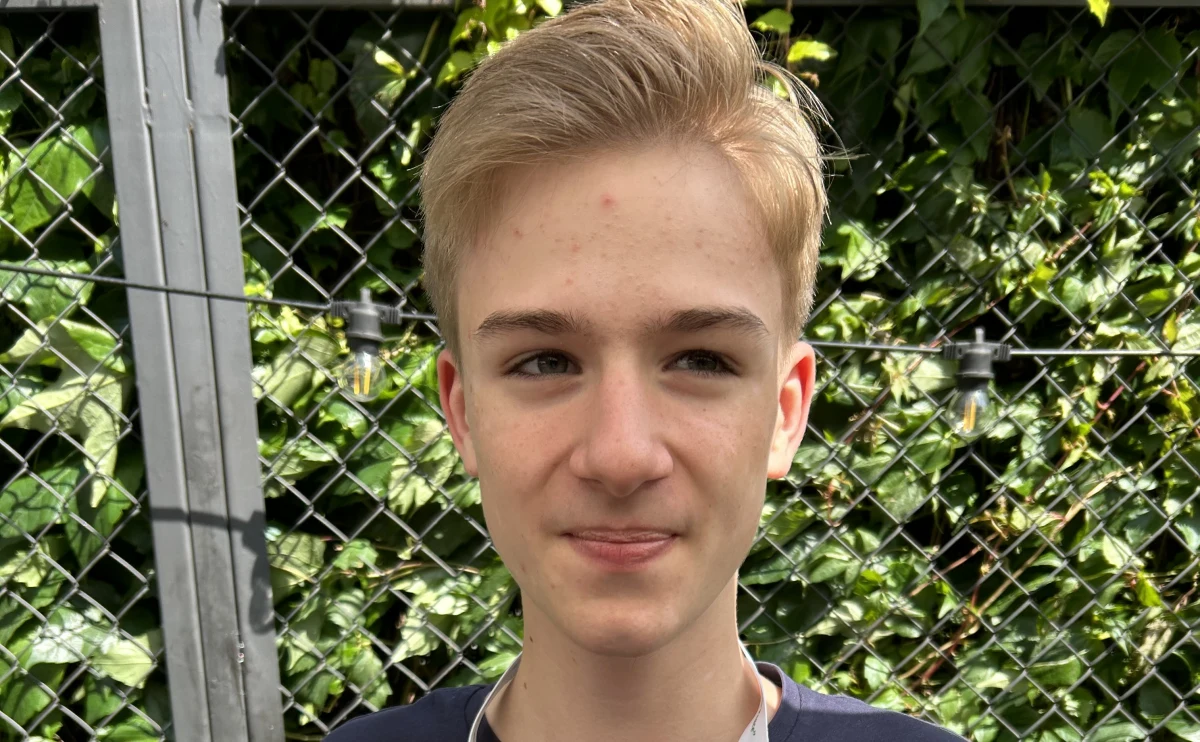 Reprezentacja Polski do lat 16 wywalczyła mistrzostwo świata w brydżu sportowym. Ekipa pod wodzą trenera Marcina Kuflowskiego na turnieju w Holandii pokonała w finale reprezentację Stanów Zjednoczonych. Jednym z zawodników złotej kadry jest Kacper Kisielewski. Który mecz turnieju był według niego najtrudniejszy? Dlaczego lubi brydża? Jak wygląda trening w tym sporcie? O tym wszystkim opowiedział w rozmowie z RMF FM. 