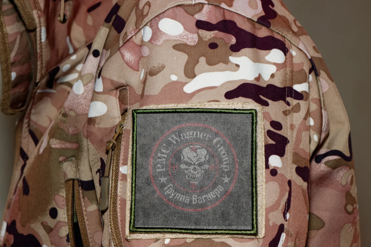 Policja w Krakowie bada sprawę kartek promujących Grupę Wagnera, które pojawiły się w przestrzeni miejskiej. Druki w formacie A5 z napisem: "We are here. Join us" - czyli "Jesteśmy tutaj. Dołącz do nas" pojawiły się w kilku miejscach.